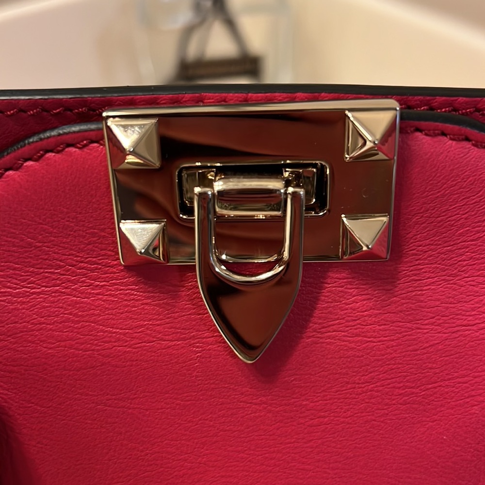 Raspberry Pink Valentino Rockstud tote - Picture 3 of 7